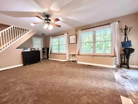 Living - 1552 Bigelow Rd, Bledsoe, KY 40810 photo 4 of 14