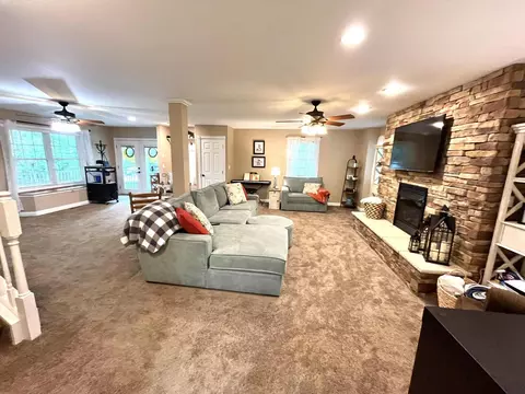Living - 1552 Bigelow Rd, Bledsoe, KY 40810 photo 5 of 14