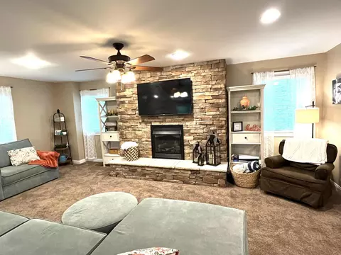 Living - 1552 Bigelow Rd, Bledsoe, KY 40810 photo 6 of 14