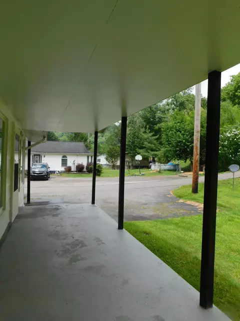Exterior - 14 Day Hollow Rd, Bledsoe, KY 40810 photo 5 of 38