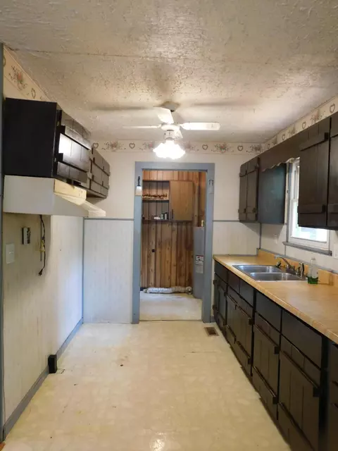 Kitchen - 14 Day Hollow Rd, Bledsoe, KY 40810 photo 2 of 3