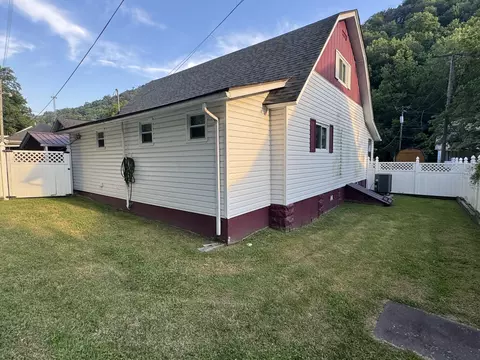 137 East Main Street St, Lynch, KY 40855 photo 4