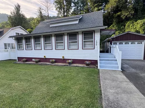 137 East Main Street St, Lynch, KY 40855 photo 2