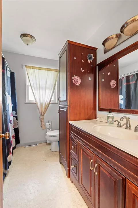 Bath - 413 Chestnut St, Corbin, KY 40701 photo 1 of 3