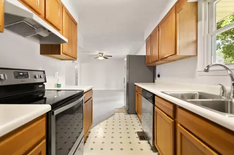 Kitchen - 1115 Apache Trl, Georgetown, KY 40324 photo 3 of 5