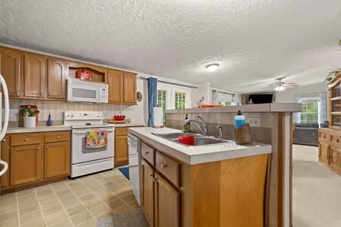Kitchen - 586 Spruce St, Burnside, KY 42519 photo 3 of 4
