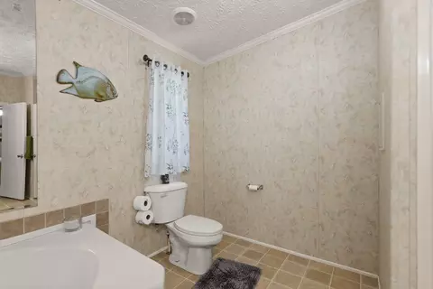 Bath - 586 Spruce St, Burnside, KY 42519 photo 2 of 5