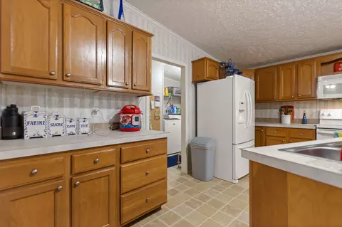 Kitchen - 586 Spruce St, Burnside, KY 42519 photo 4 of 4