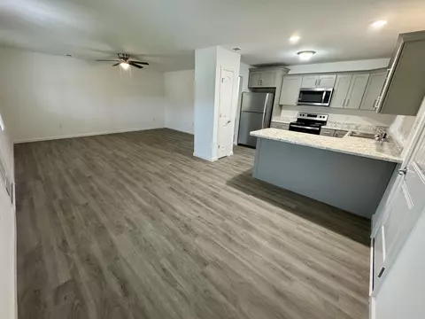 Living - 363 Baldwin St, Berea, KY 40403 photo 2 of 3