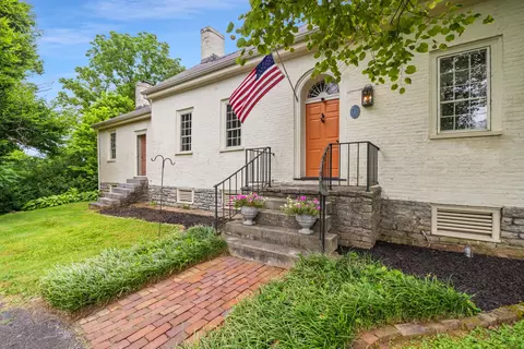 2004 E Leestown Rd, Midway, KY 40347
