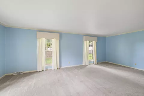 Living - 1108 Beth Ct, Georgetown, KY 40324 photo 2 of 5