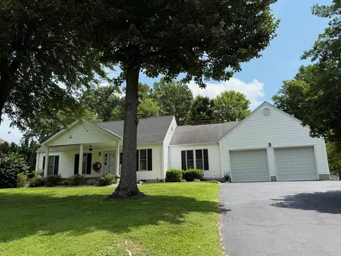 Exterior - 2010 Cedar Ln, Corbin, KY 40701 photo 2 of 11