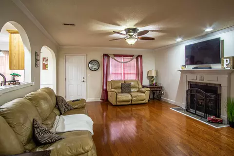 Living - 3003 Sunset Dr, Corbin, KY 40701 photo 2 of 4