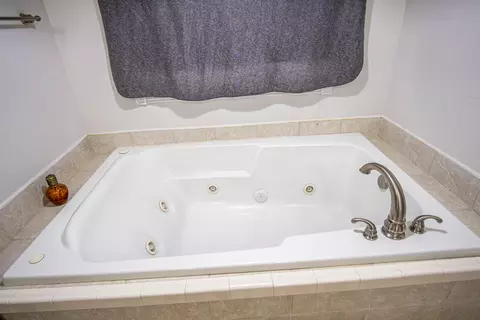 Bath - 3003 Sunset Dr, Corbin, KY 40701 photo 3 of 7