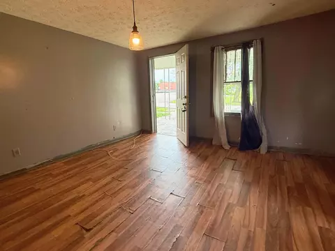 Living - 314 W 16th St, Corbin, KY 40701 photo 3 of 5