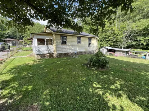 240 Pounding Mill Rd, Evarts, KY 40828