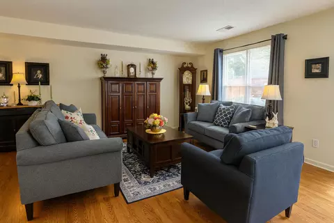 831 W Maxwell St, Lexington, KY 40508