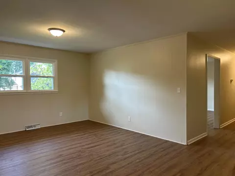 Living - 505 E 3rd St, Perryville, KY 40468 photo 2 of 5