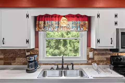 Kitchen - 13 Lairson Rd, Campton, KY 41301 photo 5 of 7