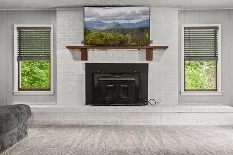 Living - 1007 Knapp Ave, Morehead, KY 40351 photo 2 of 5