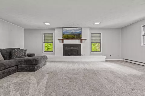 Living - 1007 Knapp Ave, Morehead, KY 40351 photo 3 of 5