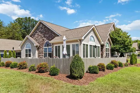 412 Deerlake Pl, Bronston, KY 42518