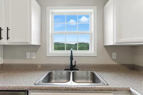 Kitchen - 2461 Lambert Rd, Berea, KY 40403 photo 2 of 4