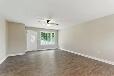 Living - 2461 Lambert Rd, Berea, KY 40403 photo 4 of 4