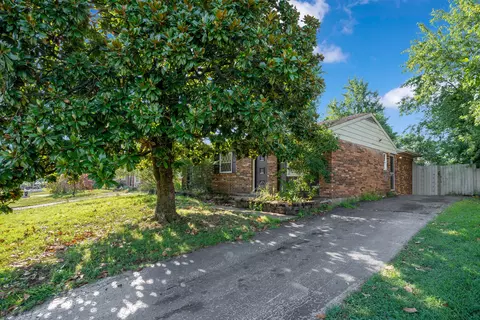 381 Chamberlain Dr, Lexington, KY 40517