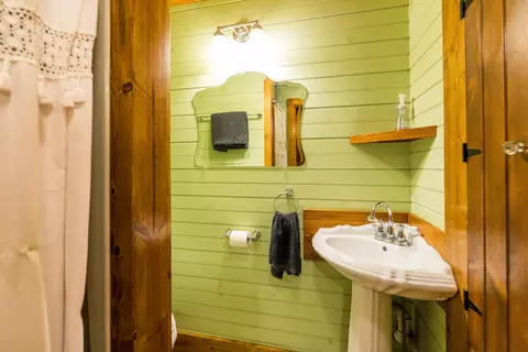 Bath - 1137 Paradise Dr, Rogers, KY 41365 photo 3 of 6