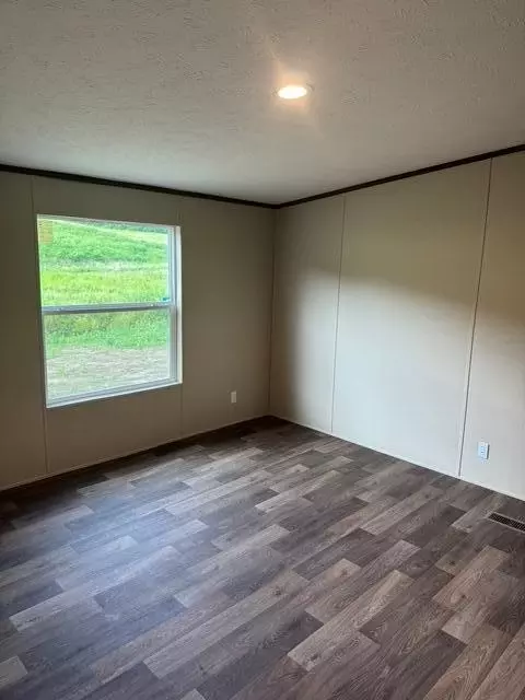 Bedroom - 130 Dixon Dr, Corbin, KY 40701 photo 3 of 4