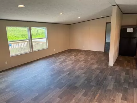 Living - 130 Dixon Dr, Corbin, KY 40701 photo 2 of 4