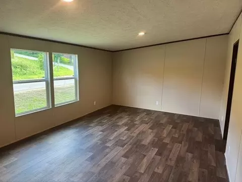Living - 130 Dixon Dr, Corbin, KY 40701 photo 3 of 4