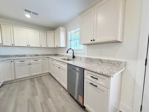 Kitchen - 228 Brook Cv, Berea, KY 40403 photo 3 of 3