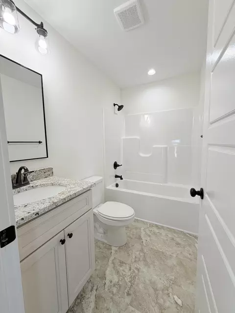 Bath - 228 Brook Cv, Berea, KY 40403 photo 1 of 2