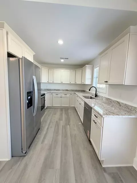 Kitchen - 228 Brook Cv, Berea, KY 40403 photo 2 of 3