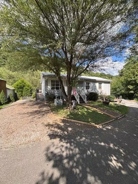 40 N Richmond St, Auxier, KY 41602