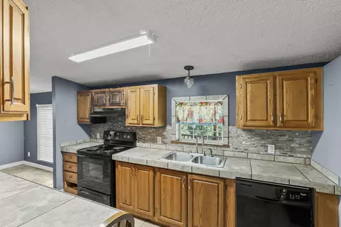 Kitchen - 187 Ridgeway Dr, Morehead, KY 40351 photo 2 of 3