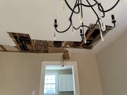 Entry Way - 102 Crescent Dr, Berea, KY 40403 photo 1 of 3