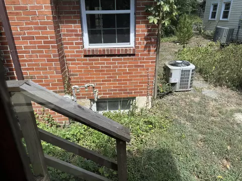 Exterior - 102 Crescent Dr, Berea, KY 40403 photo 8 of 10