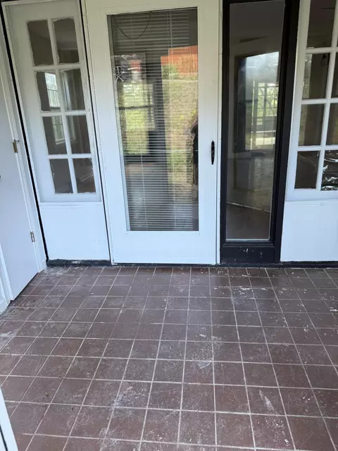 Exterior - 102 Crescent Dr, Berea, KY 40403 photo 2 of 10
