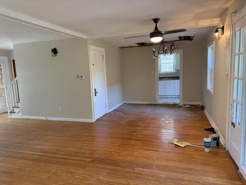 Living - 102 Crescent Dr, Berea, KY 40403 photo 2 of 3