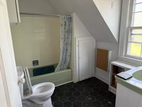 Bath - 102 Crescent Dr, Berea, KY 40403 photo 2 of 3