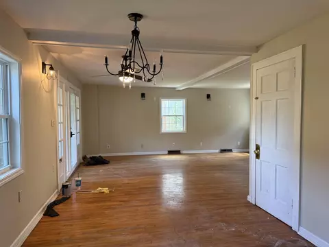 Living - 102 Crescent Dr, Berea, KY 40403 photo 3 of 3