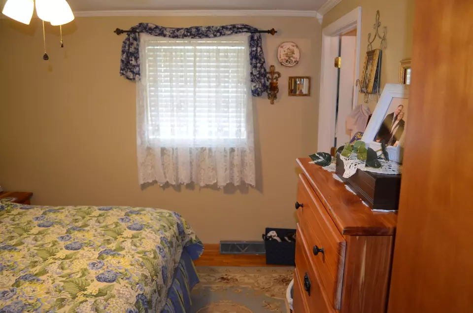 Bedroom - 3648 Ky-3630, Annville, KY 40402 photo 2 of 5