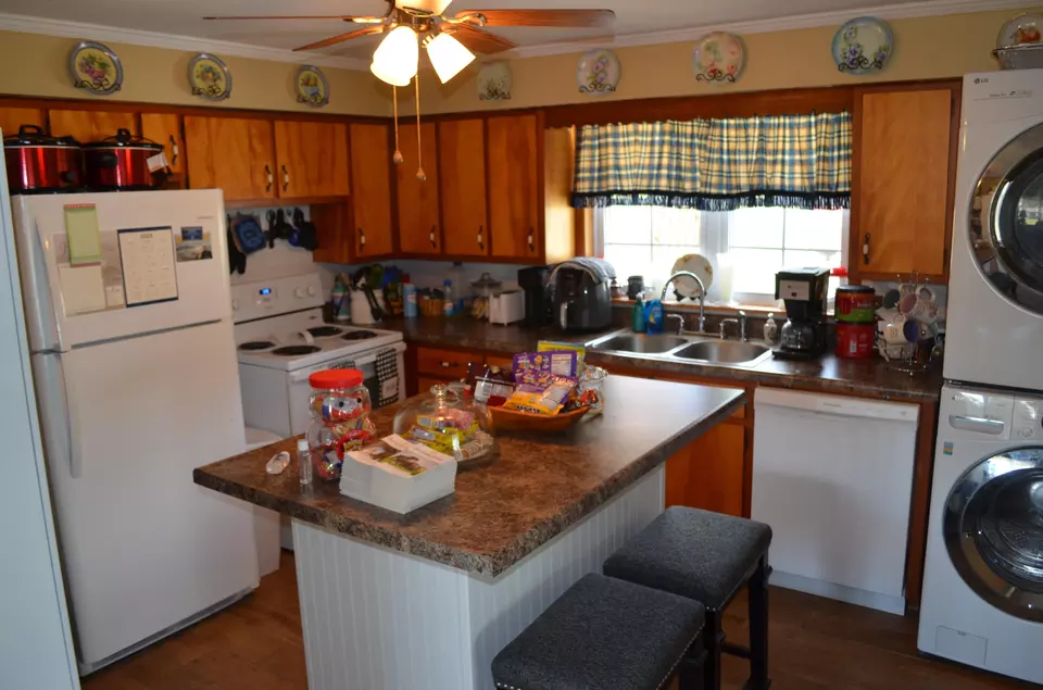 Kitchen - 3648 Ky-3630, Annville, KY 40402 photo 2 of 3