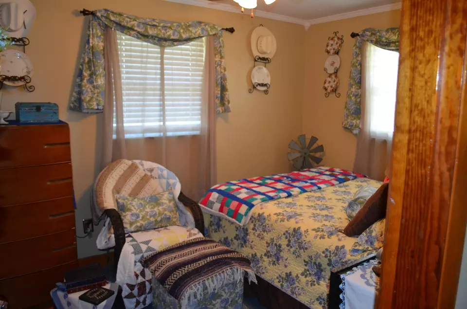 Bedroom - 3648 Ky-3630, Annville, KY 40402 photo 4 of 5