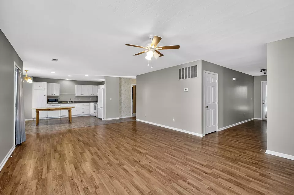 Living - 101 Tom Spragens Rd, Danville, KY 40422 photo 2 of 3