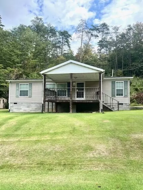 121 John Bays Branch Rd, Auxier, KY 41602
