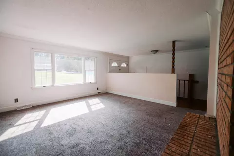 Living - 148 Bold Ruler Trl, Corbin, KY 40701 photo 2 of 5